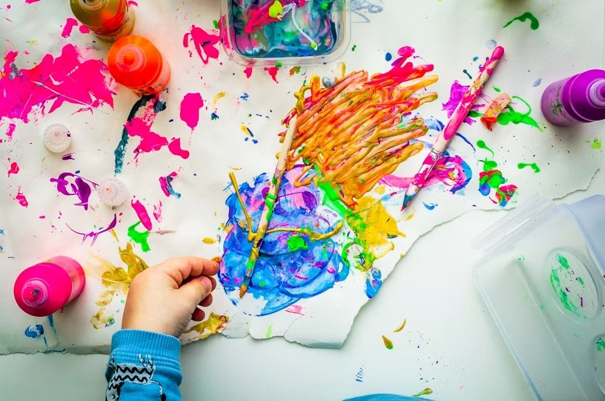 絵の具で制作を進める手元